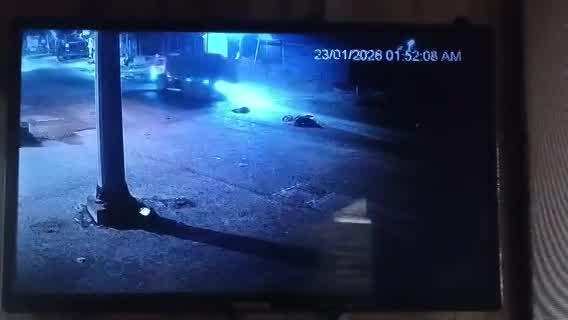 Lashkar Accident: बाइक सवार को मिट्टी से लदे डंपर ने कुचला, चिथड़े रोड पर बिखरे; देखें रोंगटे खड़े करने वाला Video