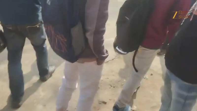 VIDEO: परीक्षा में शामिल होने के लिए विनती करती रहीं छात्राएं लेकिन टस से मस नहीं हुए पर्यवेक्षक