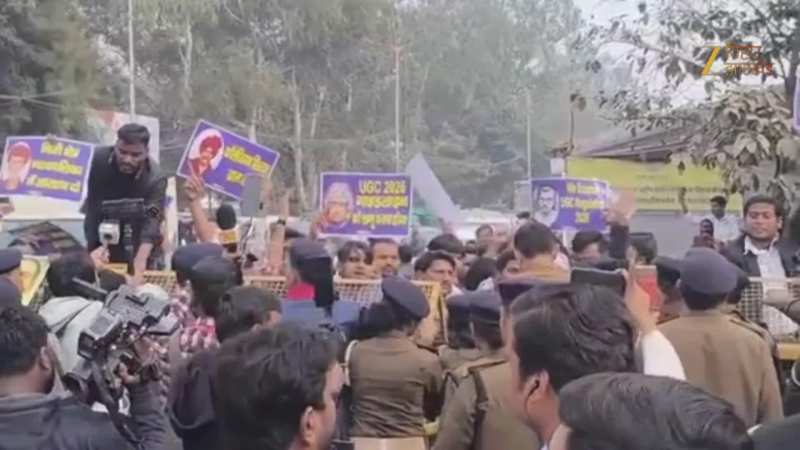 अब यूजीसी गाइडलाइंस के समर्थन में JP गोलंबर पर छात्रों का प्रदर्शन, पुलिस ने 2 को लिया हिरासत में 