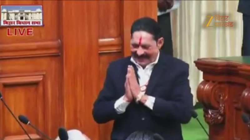 VIDEO: अनंत सिंह ने शपथ लेने से पहले सीएम नीतीश के छुए पैर
