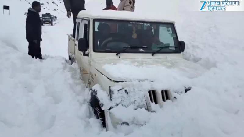 अटल टनल रोहतांग के पास स्नो स्लाइड में फंसा वाहन | Watch Video
