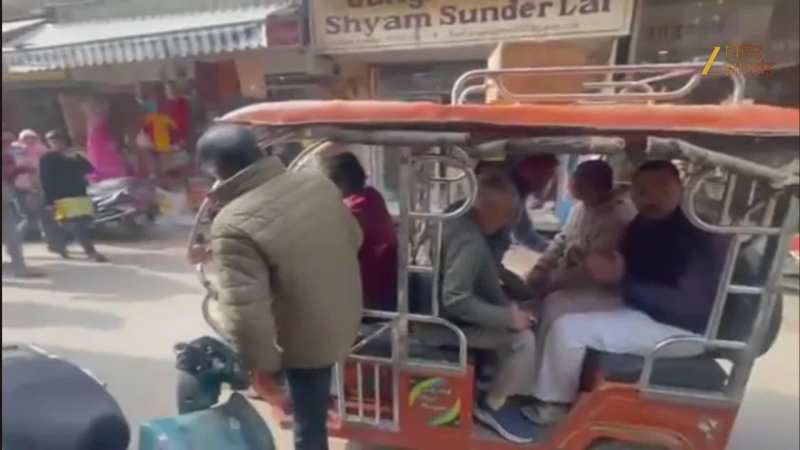 Video: वृंदावन की गलियों में ई-रिक्शा पर घूमते नजर आए CM नीतीश के बेटे निशांत कुमार