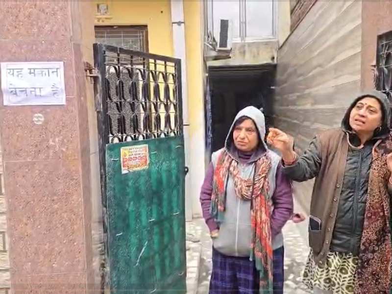 अब मोहल्ले में नहीं रहेगा मुस्लिम युवक; लोगों ने फाड़ दिए मकान बिकाऊ है के पोस्टर!  