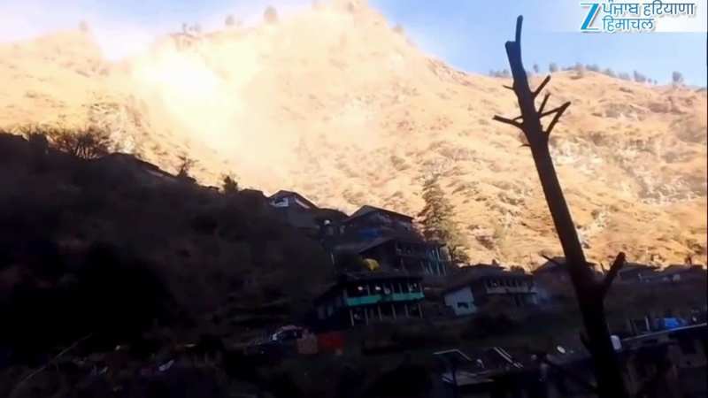 बिना बारिश के भूस्खलन! कुल्लू के पाहनाला में पहाड़ी दरकने से मचा हड़कंप | Video