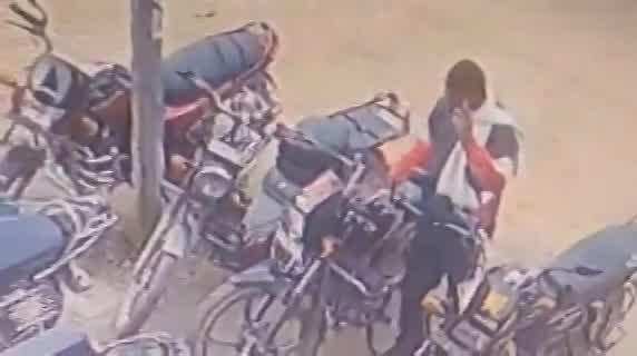 Ballia Video: पहले लॉक तोड़ा, फिर चंद सेकंड में सड़क पर खड़ी बाइक लेकर हुआ रफूचक्कर…देखें शातिर चोर की कस्तानी