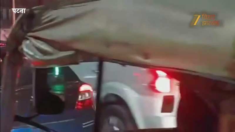 VIDEO: बीच सड़क हैरियर में लगी आग, शीशा तोड़ कूदकर लोगों ने बचाई जान