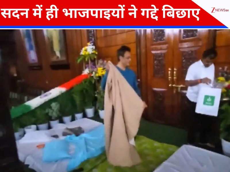 संसद में कांग्रेसियों का हंगामा, उधर भाजपा विधायकों ने रात विधानसभा में क्यों काटी?