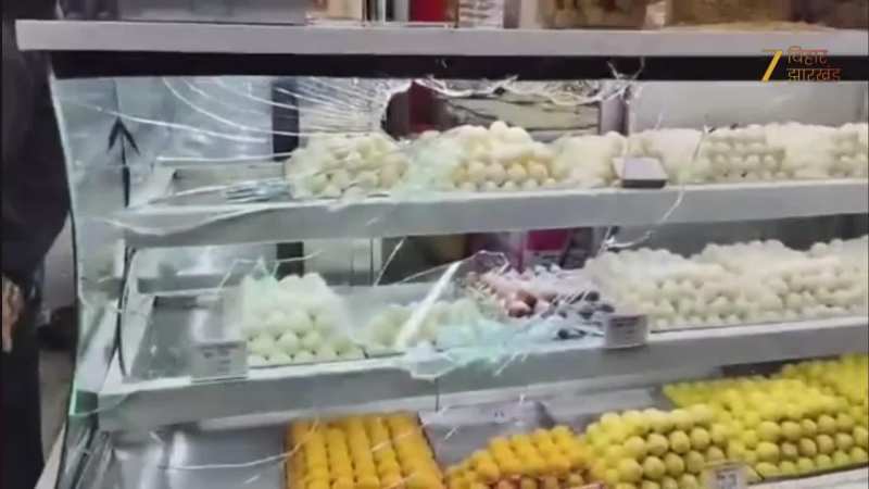 Video: मिठाई दुकान पर दंबंगों का तांडव, जमकर की तोड़फोड़, सामने आया वीडियो