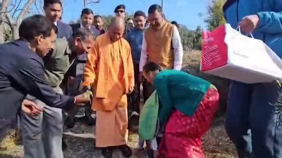 CM Yogi Viral Video: बच्चों के बीच उमड़ा 'बाबा' का बालप्रेम, चॉकलेट देकर कही ऐसी बात; दिल जीत लेगा वीडियो 