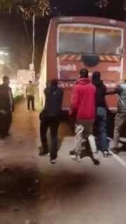 Unnao Bus Breakdown Video: यूपी रोडवेज की धक्का मार बस, बीच सड़क बंद हो गई गाड़ी, फिर दिखा ये नजारा