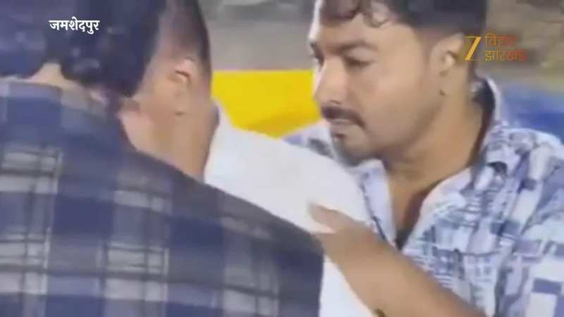 'मुझे बदनाम कर, अब मेरी पत्नी के पीछे पड़े हैं', मंच पर फूट-फूट कर रोए पूर्व मंत्री बन्ना गुप्ता