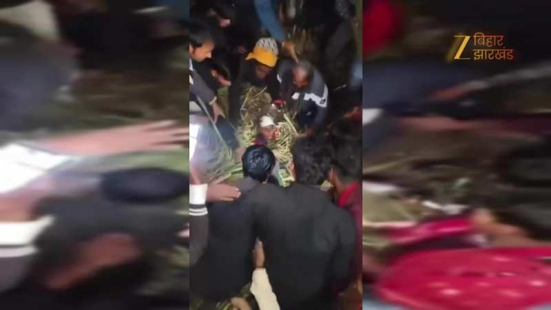 VIDEO: सड़क किनारे जा रहे बच्चे पर पलटी गन्ने से लदी ट्रॉली, फरिश्ते बनकर आए ग्रामीणों ने बचाई जान
