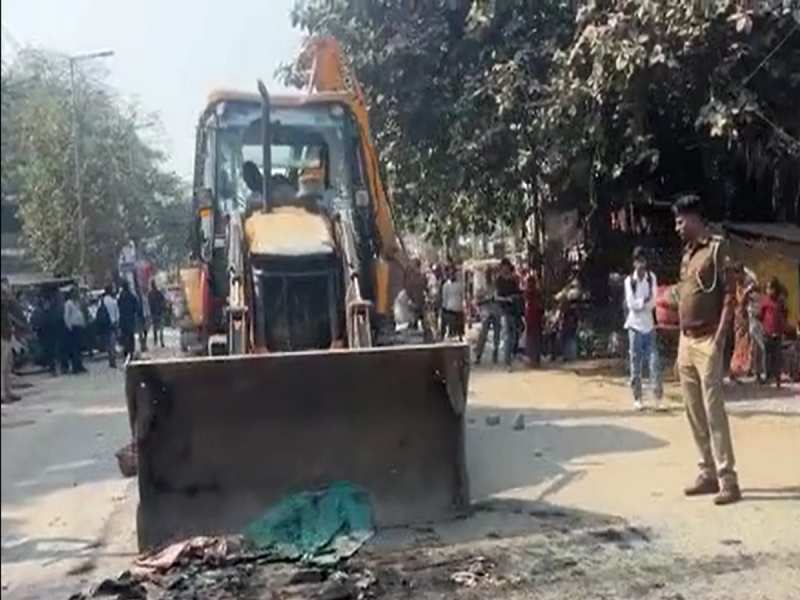 पटना में हाई वोल्टेज ड्रामा: मेदांता के पास बुलडोजर देख भड़के लोग, पुलिस टीम पर किया पथराव