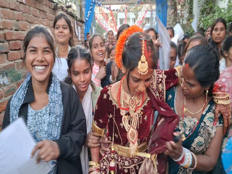 VIDEO: ससुराल जाने से पहले दिया इम्तिहान, जहानाबाद में दुल्हन के जज्बे ने सबको चौंकाया