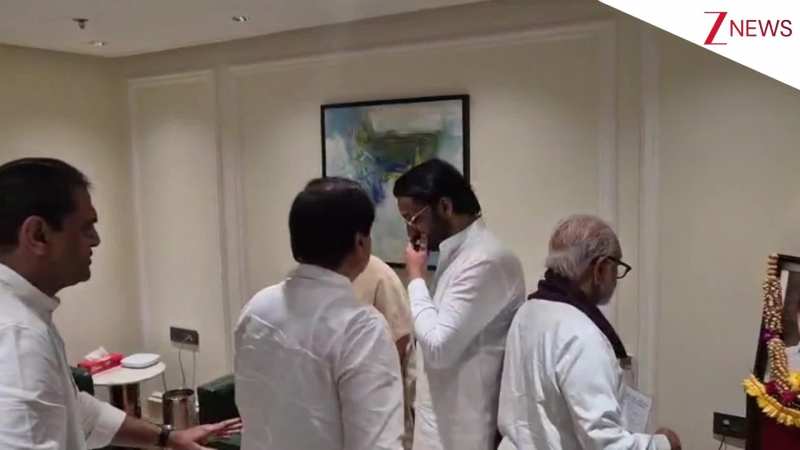 पिता की कुर्सी पर बैठी मां, तो फफककर रो पड़ा अजित पवार का बेटा, भावुक वीडियो