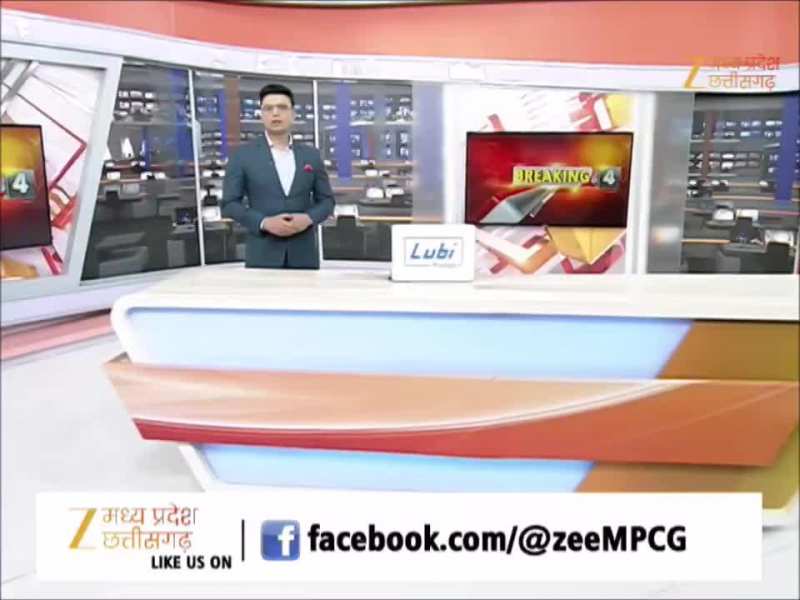 स्कूल की छत जर्जर, गिरने का रहता है डर, पेड़ के नीचे पड़ रहे बच्चे, देखें Video