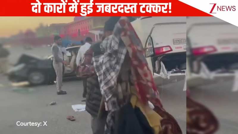 दो गाड़ियों में हुई जबरदस्त टक्कर और फिर पर पलटी, सड़क पर बिखरा सारा सामान, लोगों की लगी भीड़, वायरल वीडियो