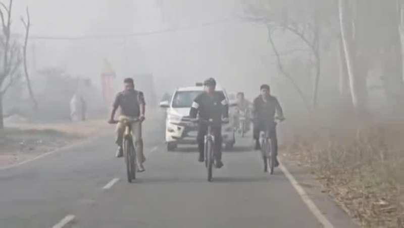 गजब! बिना तामझाम साइकिल लेकर निकले बिजनौर एसपी, भौचक्के रह गए लोग, पूरे कांवड़ मार्ग पर गश्त 