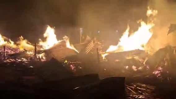 अमरोहा में भीषण अग्निकांड, बिजनौर रोड की लकड़ी मंडी में धधकी आग, सात दुकानें जलकर राख