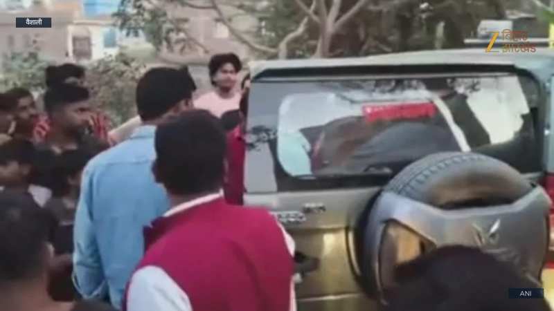 वैशाली: पैर पकड़ता रहा युवक, थप्पड़ बरसाते रहे BDO साहब; सरकारी गाड़ी की खरोंच पर इतना गुस्सा?