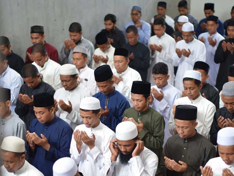 निजी परिसर में नमाज़ पढ़ने से क्यों रोका; बरेली DM- SP को फटकार, HC ने माँगा जवाब 