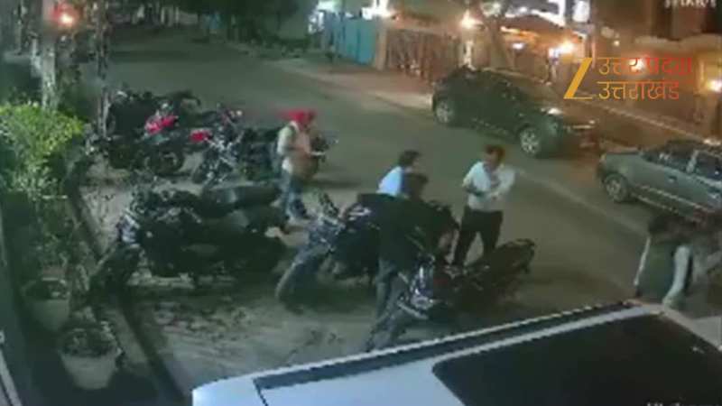 Watch Video: सींगों पर उठाकर दूर फेंका, जमीन पर गिरते ही मौत; देखिये नोएडा में सांड के आतंक का वीडियो