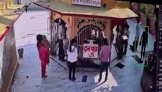 Prayagraj News: मनकामेश्वर महादेव मंदिर में दबंगों की दबंगई, गर्भगृह में घुसकर पुजारी को बेरहमी से पीटा