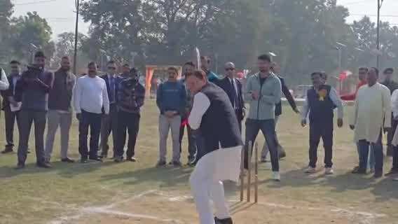 सीएम धामी ने उठाया क्रिकेट बैट और लगा दिया जबरदस्त शॉट, खटीमा में दिखा दिलचस्प नजारा