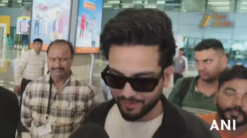 'I LOVE BIHAR', पटना एयरपोर्ट पर एल्विश यादव का दिखा अलग अंदाज