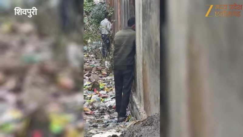 10वीं की बोर्ड परीक्षा में खुलेआम नकल, खिड़कियों से पकड़ाए जा रहे फर्रे; VIDEO वायरल