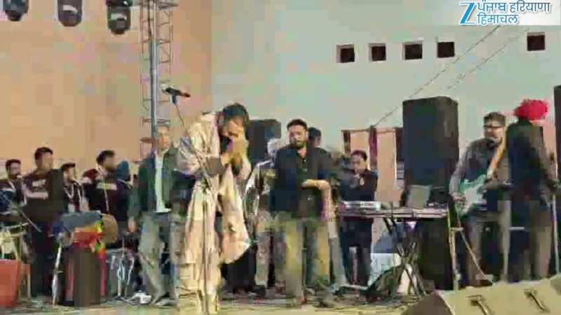 जब मंच पर पहुंचे Babbu Maan, होली उत्सव में मचा बवाल! देखें वीडियो 