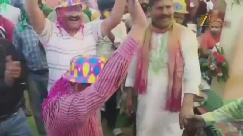 VIDEO: बेगूसराय में सिर चढ़कर बोल रही होली की खुमारी, मेयर पिंकी देवी के आवास पर जमकर उड़ा गुलाल