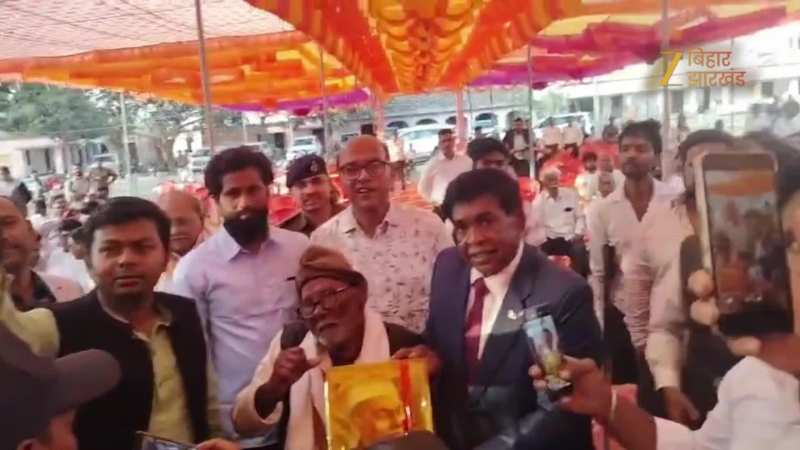 Video: लोकगायक जंग बहादुर सिंह के सम्मान में खुद मंच से नीचे उतर आए मॉरीशस के पूर्व राष्ट्रपति