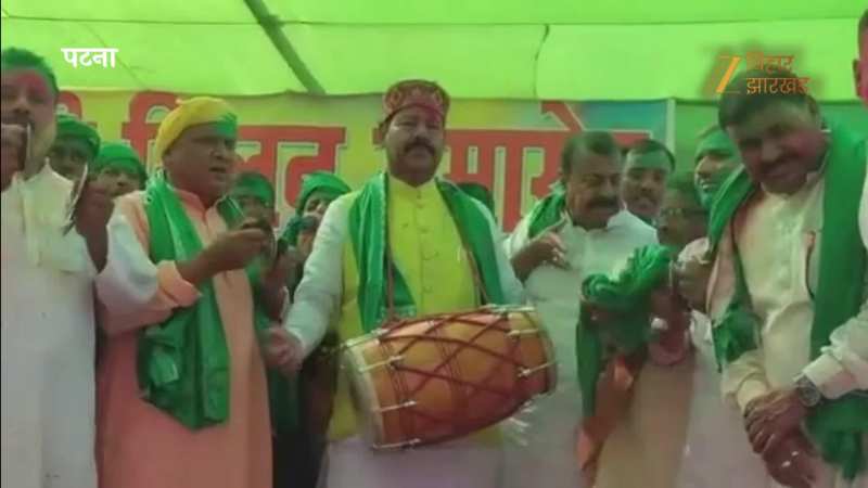 Video: राजद विधायक भाई वीरेंद्र पर चढ़ी होली की खुमारी, ढोलक की थाप पर खूब गाया फगुआ