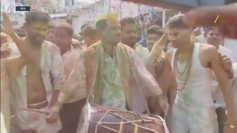 VIDEO: तेज प्रताप यादव ने खेली कुर्ता फाड़ होली, दिखा लालू यादव वाला अंदाज