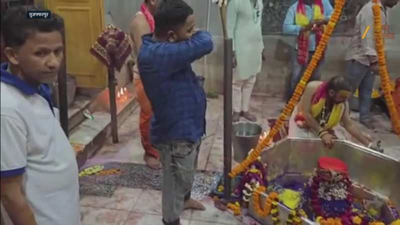 VIDEO: वृंदावन की तर्ज पर बाबा गरीबनाथ मंदिर मे खेली गई फूलों की होली