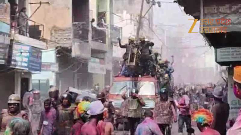 शाहजहांपुर की अनोखा जूतामार होली, लाटसाहब के जुलूस पर जमकर बरसे जूते, हुरियारों ने पुलिसवालों को भी नहीं बख्शा