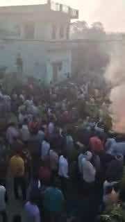 Sambhal News: होलिका की लपटों में शख्स ने लगाई छलांग, हैरान कर देने वाला VIDEO वायरल