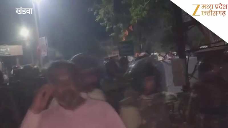 सोशल मीडिया पोस्ट पर विवाद, भीड़ ने थाने पर किया पथराव, पुलिस ने बरसाई लाठियां