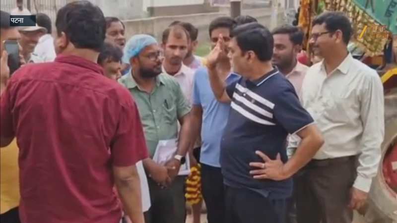 VIDEO: अधिकारी का गला काटने का इशारा क्यों कर रहे मंत्री रामकृपाल यादव? वीडियो में देखिए