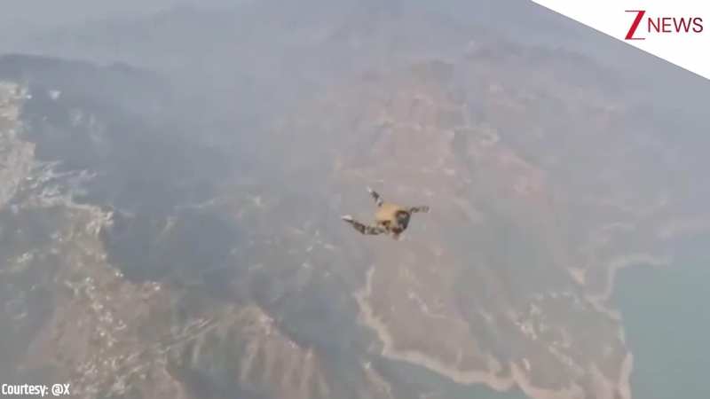 टिहरी झील पर आसमान से पैराशूट के साथ उतरी भारतीय सेना, देखिए वायरल वीडियो 