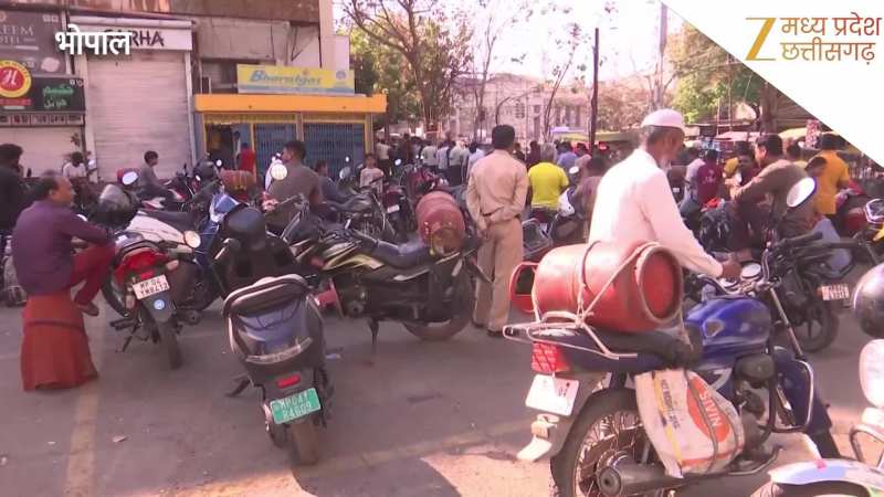 भोपाल में LPG सिलेंडर पर संकट, देखें गैस एजेंसियों के बाहर कैसे हैं हालात