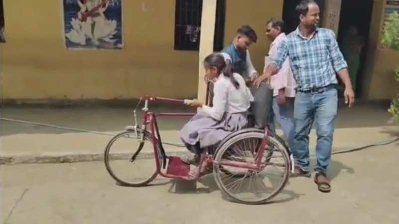 दिव्यांग छात्रा की मदद के लिए जुटे 'मददगार': सोशल मीडिया की गूँज पर दौड़ा जिला प्रशासन, पेंशन और पढ़ाई का इंतजाम शुरू