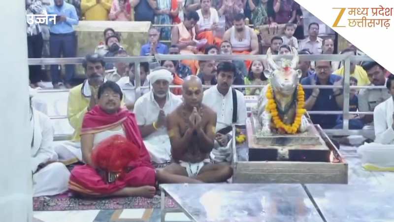 महाकाल मंदिर पहुंचे संत दादा गुरू, कैलाश विजयवर्गीय के साथ दद्योदक आरती में हुए शामिल