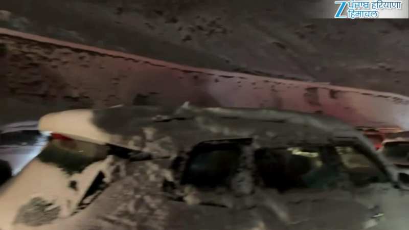 अटल टनल में बर्फबारी का कहर! हजारों टूरिस्ट रातभर फंसे, देखें वीडियो