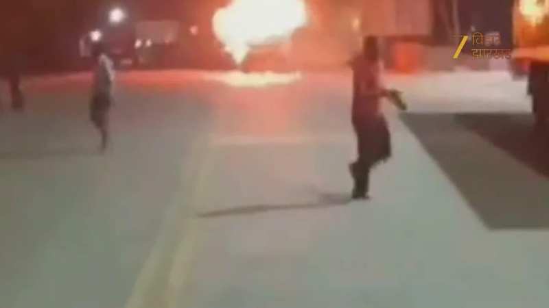 शेखपुरा: बरबीघा-मोकामा NH पर चलती ट्रक बनी 'आग का गोला', ड्राइवर और क्लीनर ने कूदकर बचाई जान