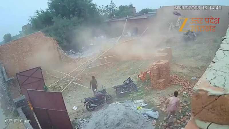 अमरोहा में निर्माणाधीन 20 फीट ऊंची दीवार गिरी, कई मजदूर में चपेट, देखें वीडियो