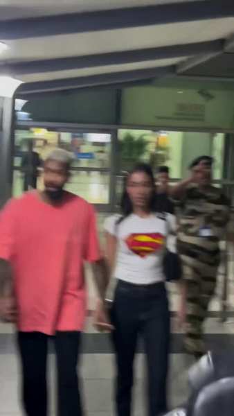 ओवर साइज टी-शर्ट में गर्लफ्रेंड माहिका का हाथ पकड़े नजर आए Hardik Pandya, कपल को देख फैंस ने कहा 'सो क्यूट'