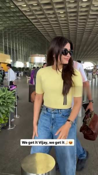 येलो टॉप और ब्लू डेनिम जींस में लग्जीरियस कार से उतरते नजर आईं Rashmika Mandanna, पैप्स को दिया सेम पोज!