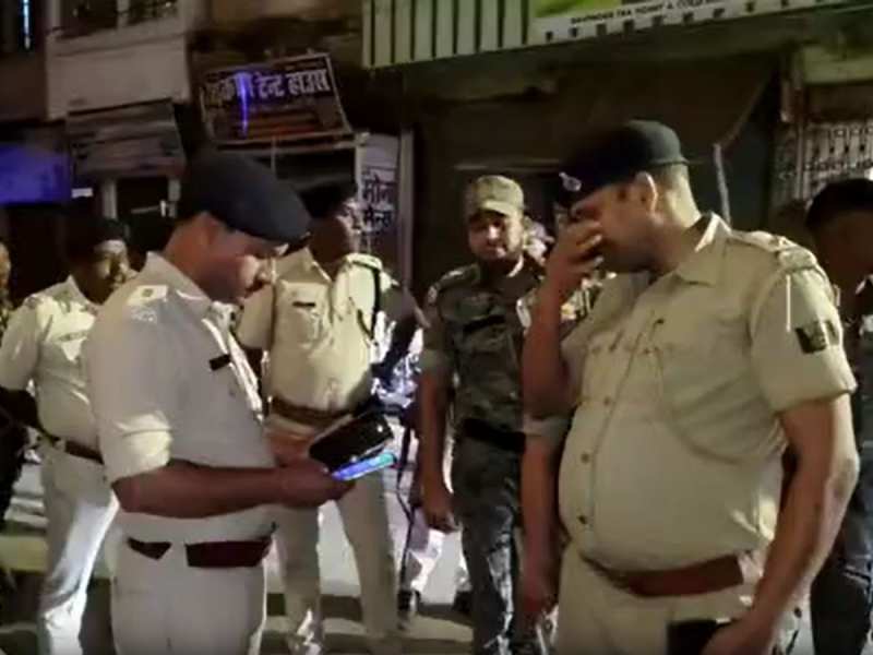 आरा में दिनदहाड़े मर्डर का CCTV फुटेज वायरल: बाइक मैकेनिक को दौड़ा कर मारी गोली, एक गिरफ्तार, दो फरार